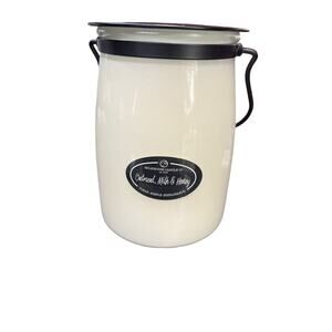 Oatmeal, milk, and honey soy candle ￼